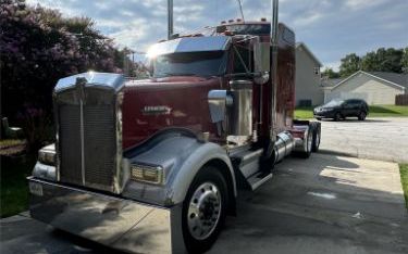 Photo of a 2000 Kenworth W900L Sleeper Trucks for sale