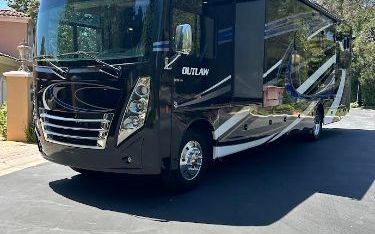 Photo of a 2018 Thor Motor Coach Outlaw 37GP for sale