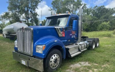 Photo of a 2022 Kenworth W900 Day Cab Semi Truck for sale