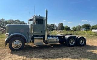 2020 Peterbilt 389 Day Cab