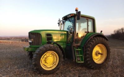 2017 John Deere 7230 Tractor