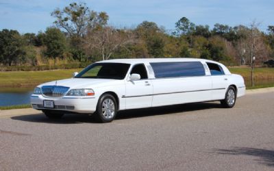 Photo of a 2004 Lincoln Town Car Limousine Executive Limousine Low Miles for sale