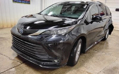 Photo of a 2025 Toyota Sienna XLE Hybrid for sale