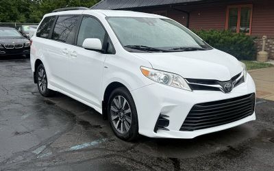 Photo of a 2018 Toyota Sienna LE 7-Passenger Van for sale
