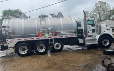 Photo of a 2012 Kenworth T800 Vacuum Truck for sale