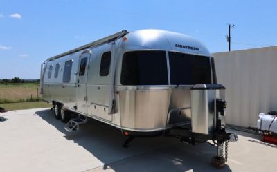 Photo of a 2021 Airstream Classic 33FB Travel Trailer for sale