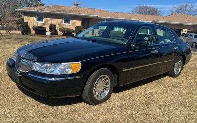 Photo of a 2000 Lincoln Town Car Signature Series for sale