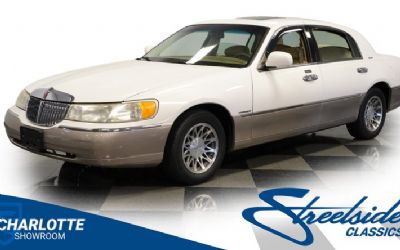 Photo of a 2000 Lincoln Town Car Signature Series for sale