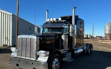 Photo of a 2016 Peterbilt 389 Sleeper Trucks for sale