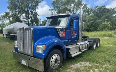 Photo of a 2022 Kenworth W900 Day Cab Semi Truck for sale