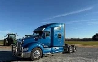Photo of a 2017 Kenworth T680 Sleeper Semi Truck for sale