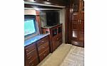 2017 Discovery 37R Thumbnail 16