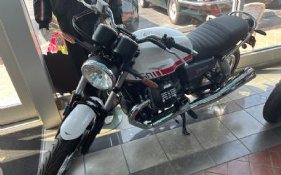 2023 Moto Guzzi V7 Special Red Stripe 