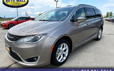 Photo of a 2017 Chrysler Pacifica for sale